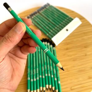 مداد مشکی داخل چشم پاشا